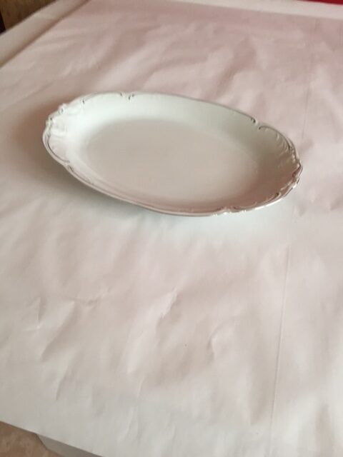 przeprowadzki to Pakowanie porcelany w papier do kartonu z szafek kuchennych