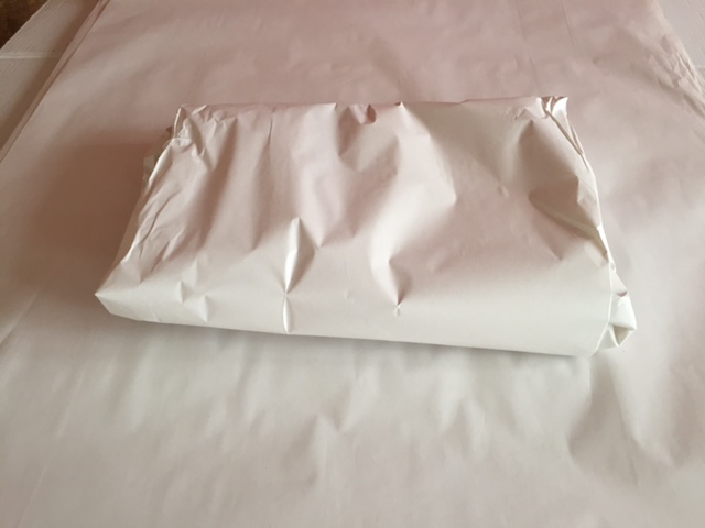 przeprowadzki kolejny etap spakowania kilku porcelan w jeden papier