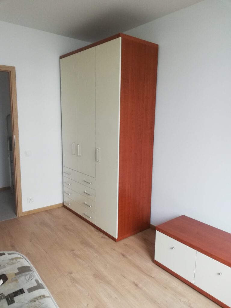 montaż szafy i ustawienie w odpowiednim miejscu zalicza się do naszej opcji usługi przeprowadzki