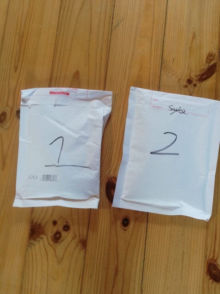 przeprowadzki to prawidłowe pakowanie drobnych elementów i śrubek do koperty