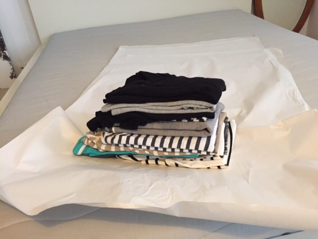 przeprowadzki pakowanie ubrań w kostkę i ułożenie do kartonu