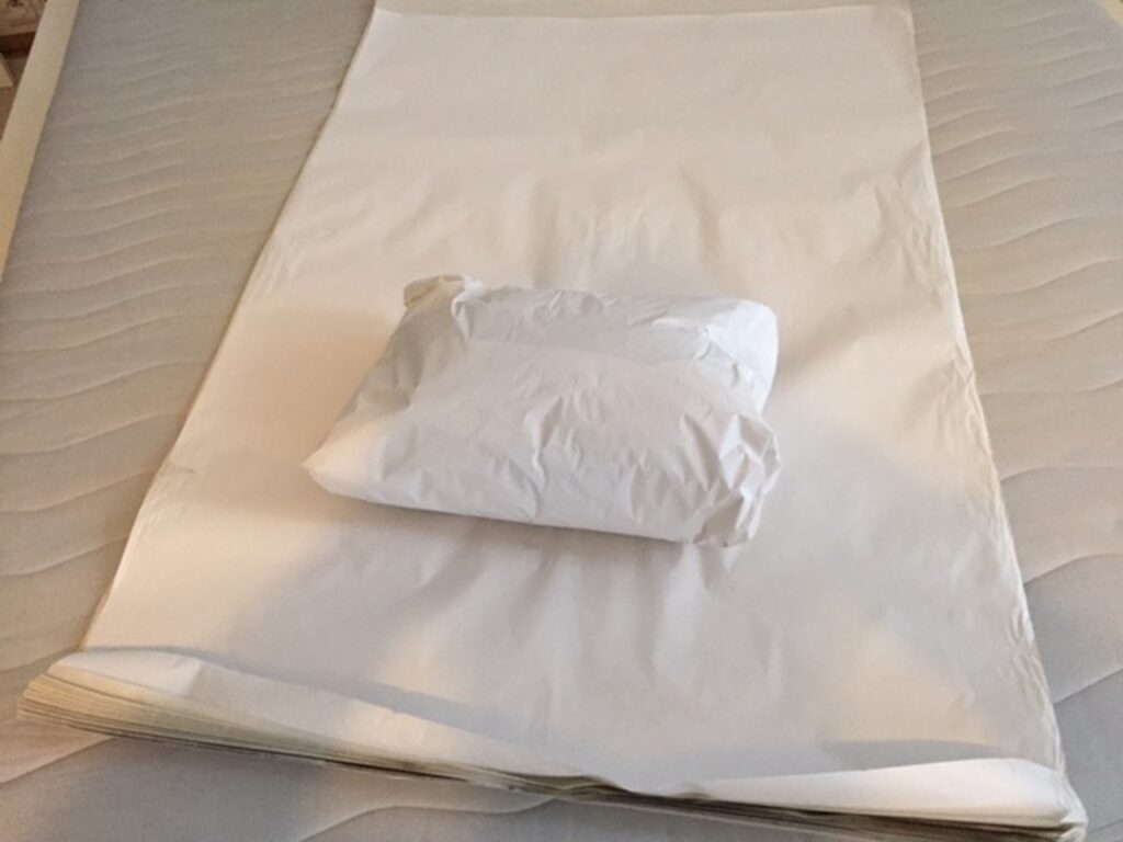 przeprowadzki pakowanie ubrań w papier etap drugi