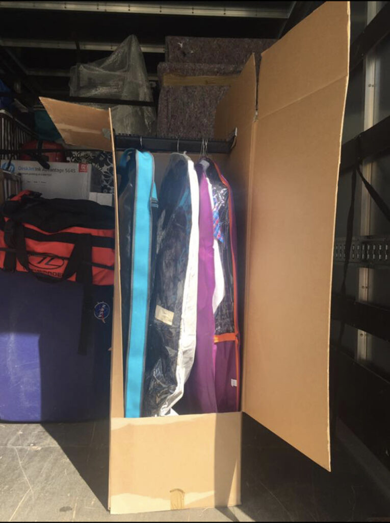 przeprowadzki to wieszanie ubrań w szafy kartonowe