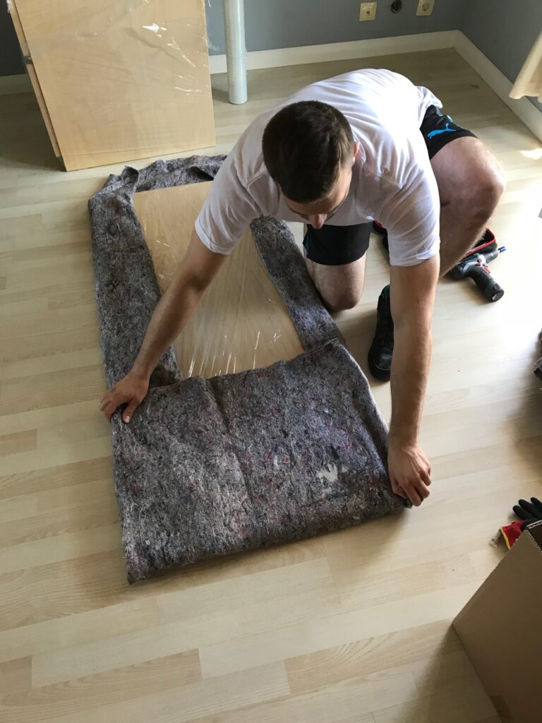 przeprowadzki lokalne, to zabezpieczenie mebli w stretch i koce transportowe