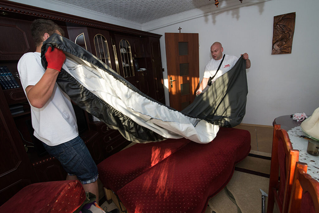 rozpakowanie łóżka z transportu z usługi przeprowadzkowej