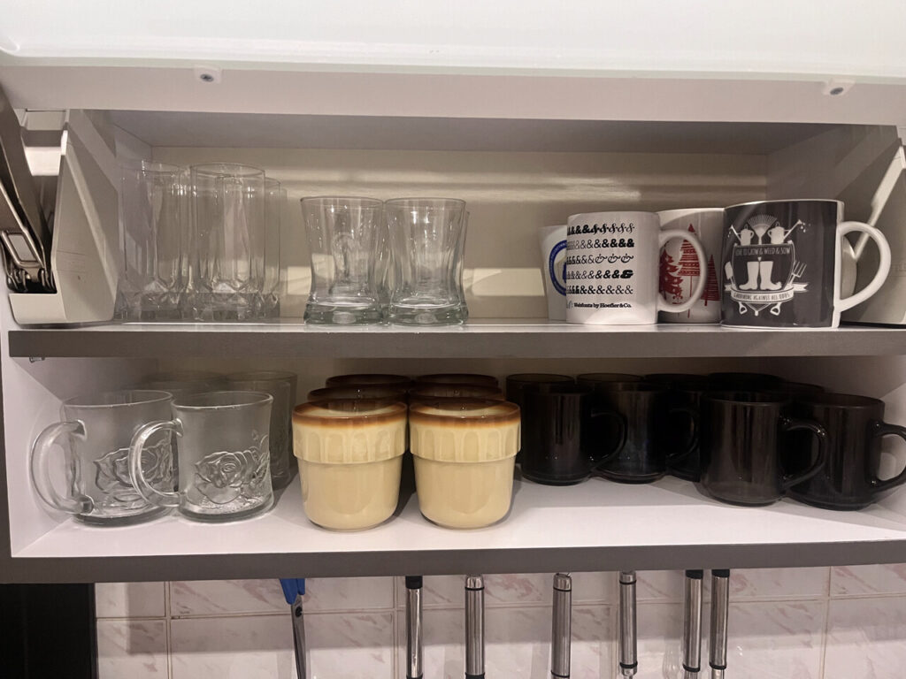 Ostatni etap przeprowadzki rozpakowanie kartonów, szkła i ustawienie w szafkach