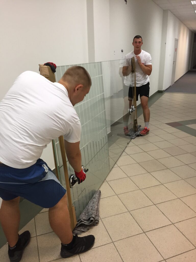 przeprowadzka to też Przygotowanie szyb kuloodpornych do znoszenia 