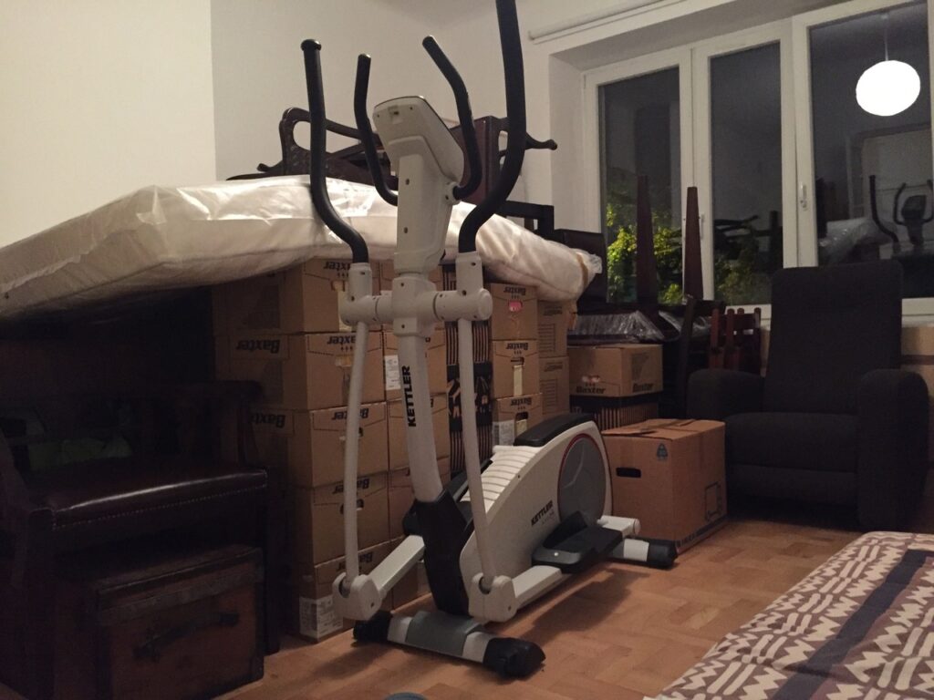 przeprowadzka ułożenie rzeczy w pokoju 