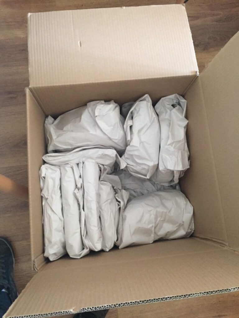 przeprowadzki to prawidłowe ułożenie spakowanej porcelany w kartonie