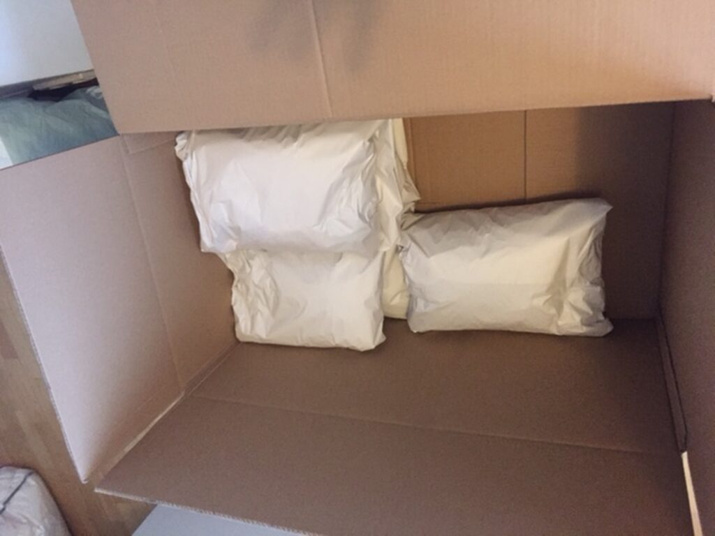 przeprowadzki to ułożenie ubrań w kartonie po spakowaniu w papier