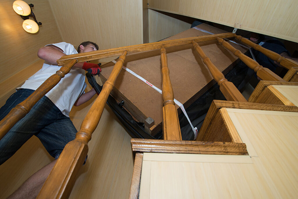 Wniesienie łóżka po schodach na przeprowadzce