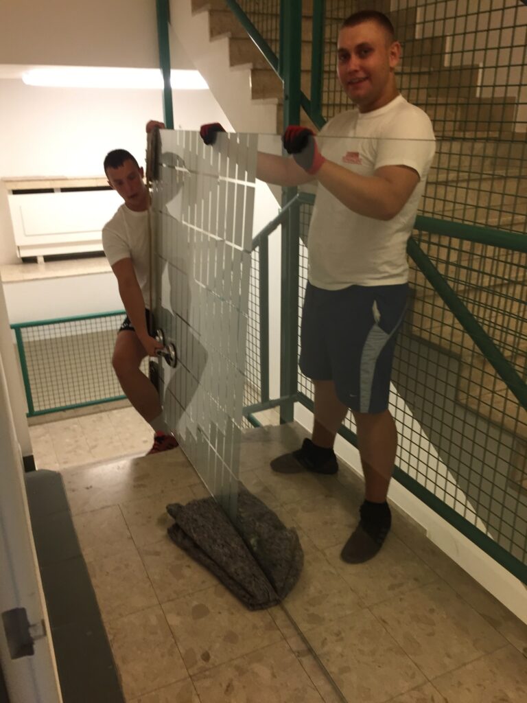 zniesienie szyb z 6 pięta na przeprowadzce