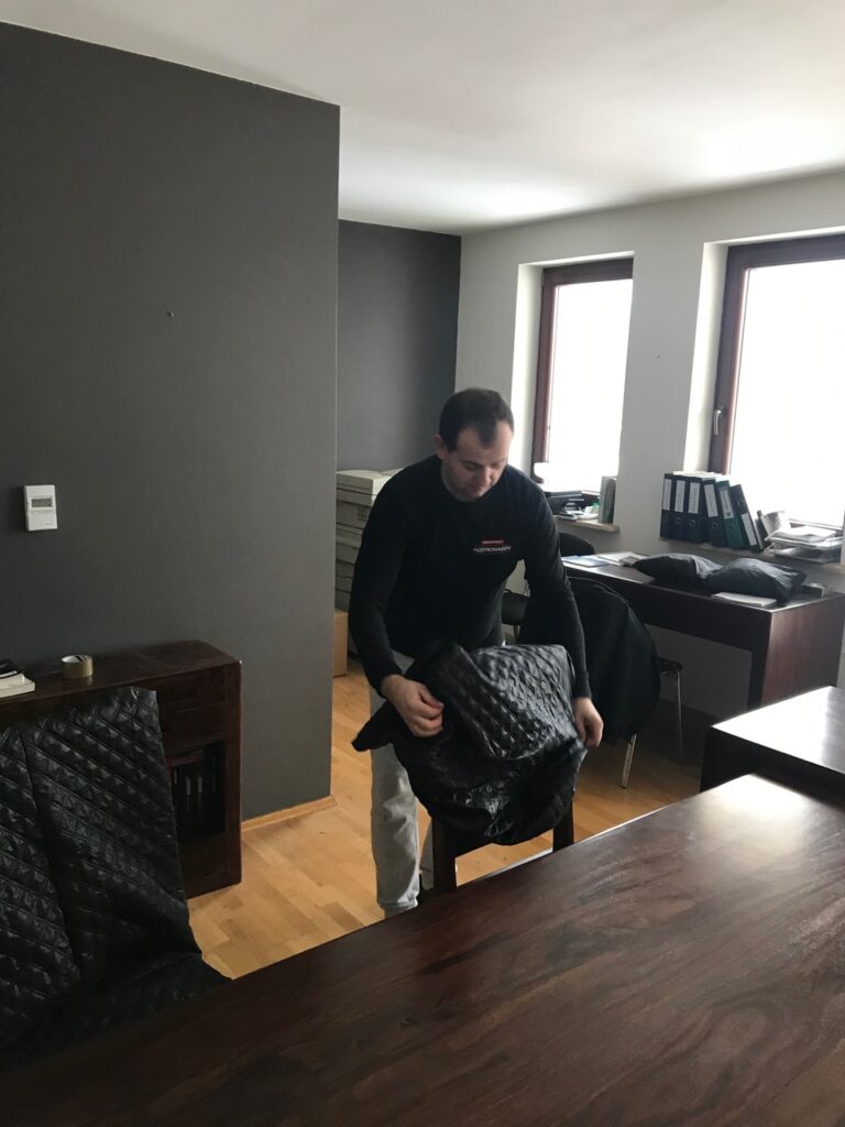 przeprowadzki to zabezpieczenie krzesel w pokrowce