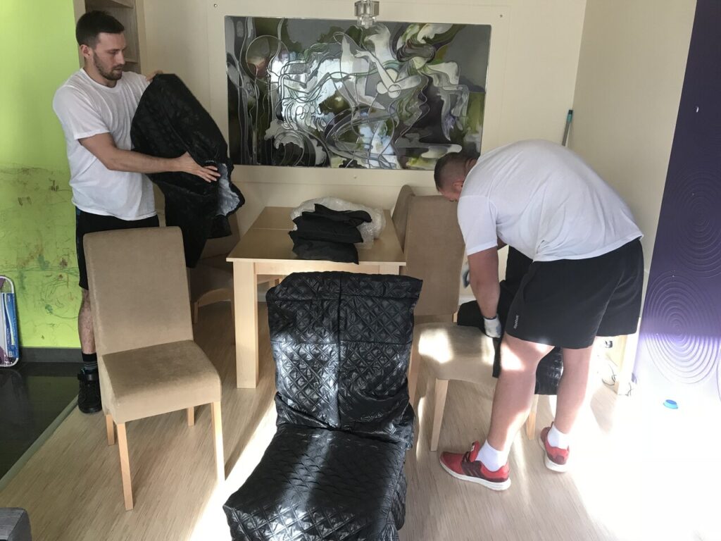 przeprowadzki i zabezpieczenie krzesła pokrowcem