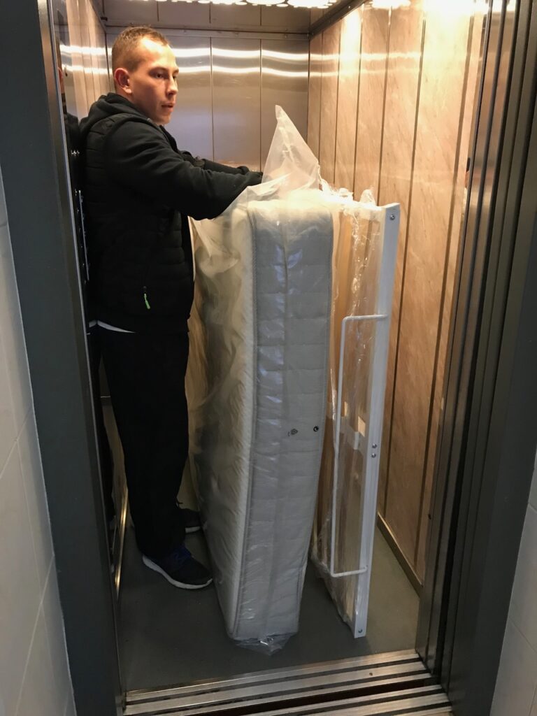 przeprowadzki to zwożenie materaca windą 