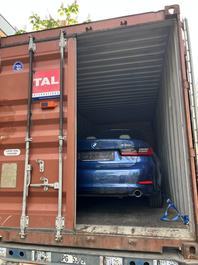 załadunek auta na przeprowadzce w  Niemczech do  stanów zjednoczonych