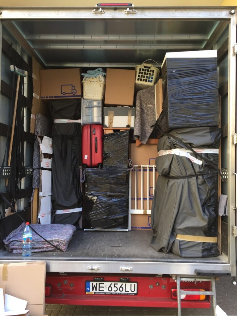 przeprowadzka to załadunek i ułożenie mienia na samochodzie 