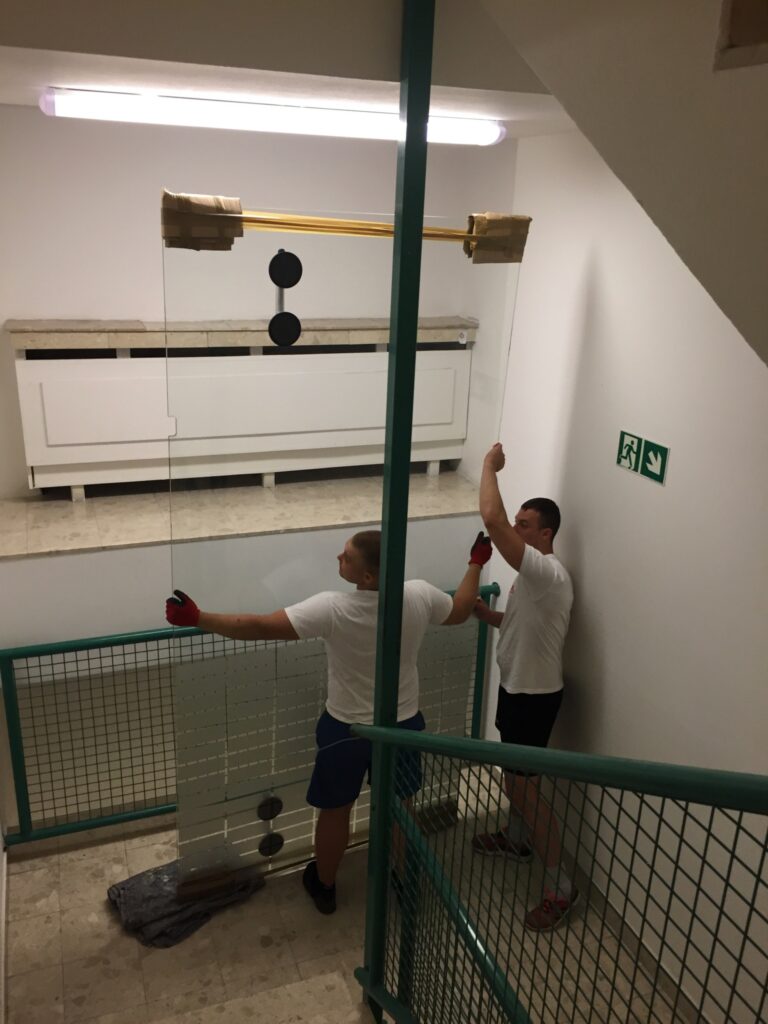 zaufany team z przeprowadzki radzi sobie w znoszeniu szyb kuloodpornych z 6 piętra